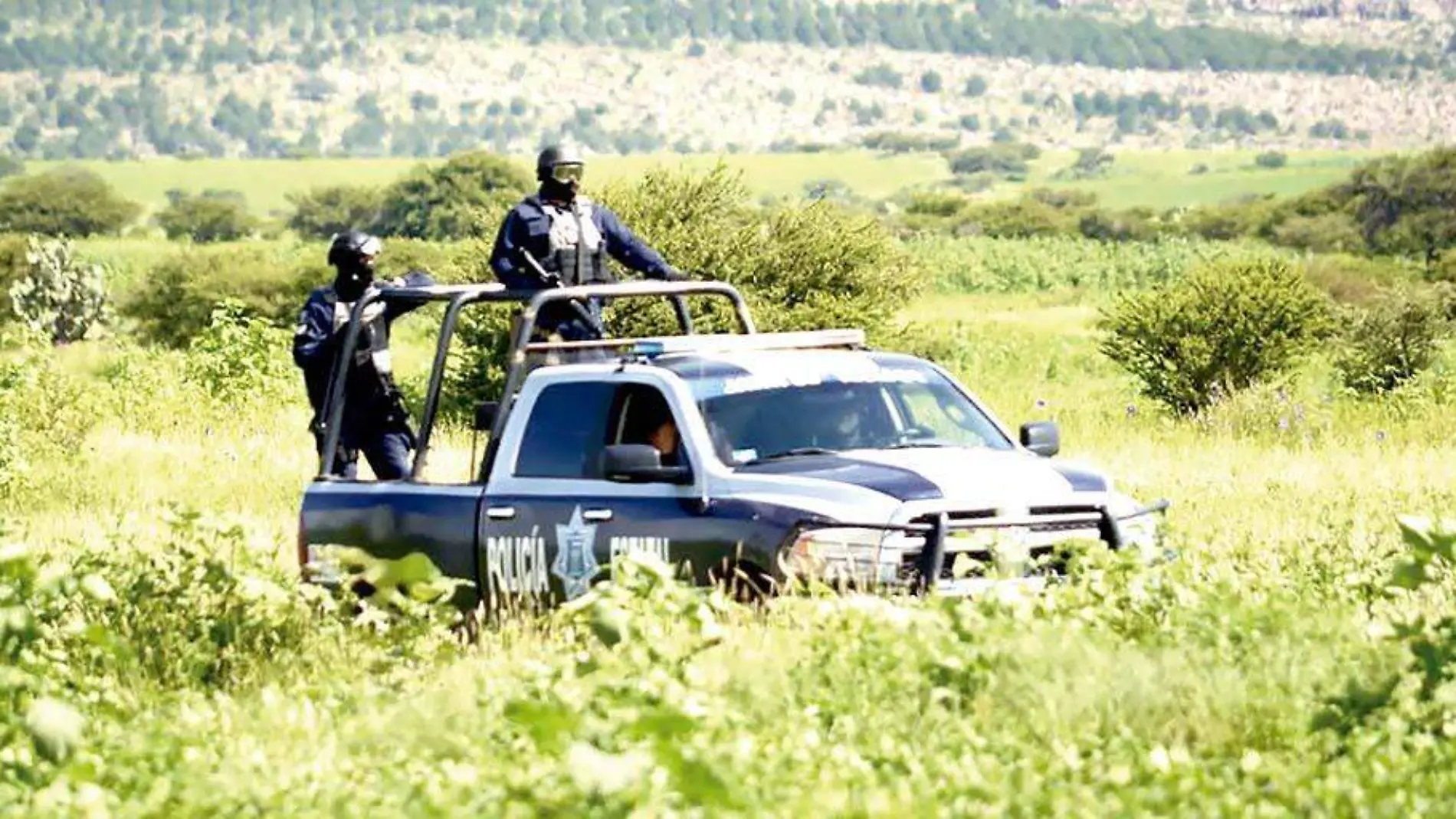 Elementos de la Policía Estatal a bordo de una camioneta patrulla realizand recorridos